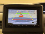 バックモニター付きです。車の後方に小型カメラが付いており、バックする際の後方の様子をモニター上に表示します。