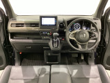 車内は光触媒抗菌消臭施工済です。インパネ周りはスタイリッシュなデザインで機能や装備も充実しています。グローブボックスやカップホルダーのほかにトレーなどたくさんの収納スペースが付いています。