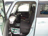 前列はベンチシートを採用することでゆったりご乗車頂けます★