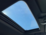 【サンルーフ】開放感たっぷりの希少装備、サンルーフが装着されています!車内に明かりを取り入れたり景色を楽しむ以外にも、車内の空気も簡単に換気できて快適です!