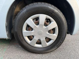純正ホイール。デザインが素敵ですね。お車全体のイメージ変わりますね。タイヤサイズは 155/65R14 です。