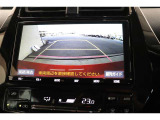後方の死角を軽減し、狭い場所での切替しや駐車もしやすくなるバックモニターを装備しています。