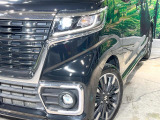 【LEDヘッドライト】悪天候や夜間走行時も良好な視界を確保し安心して運転できる高輝度LEDヘッドライトを装備!点灯速度が早く、消費電力も抑えられています。