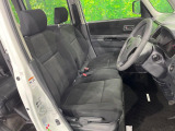 運転席まわりには十分なスペースがあり、大柄な方でもゆったり運転していただける環境です。