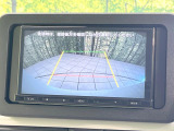 【バックカメラ】駐車時に後方がリアルタイム映像で確認できます。大型商業施設や立体駐車場での駐車時や、夜間のバック時に大活躍!運転スキルに関わらず、今や必須となった装備のひとつです!