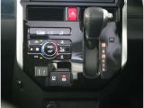 【オートエアコン】1年中快適な室内を提供!車内温度を設定すると、風量を自動で調整してくれます。