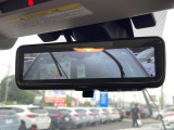 【スマートリヤビューミラー】後席の大きな荷物や同乗者で後方が確認しづらい時でも安心!カメラが撮影した車両後方の映像をルームミラー内に表示。クリアな視界で状況の確認が可能です!
