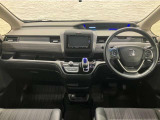 操作性に優れた運転席となります!小物入れや各ボタンの配置にこだわり、使いやすいです!座り心地もよく視認性も良好なのでロングドライブもお任せ下さい!