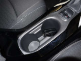 運転席と助手席の間にドリンクホルダーが付いています!