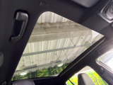 【パノラマルーフ】大型のガラスルーフ搭載で車内の解放感が一気にアップ!開放的なドライブをお楽しみいただけます。