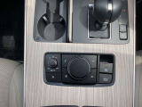 【コマンダーコントロール】  マツダコネクトを手元で操作するスイッチ&ジョグダイヤル。姿勢を変えずに、まっすぐ前を見ながら操作ができます。