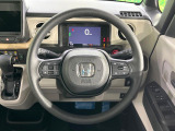 インテリアに合わせたデザインのステアリングは、運転される方のことも考え、運転しやすい形状、大きさです。是非一度、実際に触ってお確かめください。