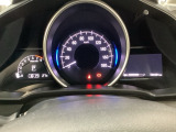 真ん中にスピードメーターを配した、見やすい3連メーターになっています。右側のインフォメーション画面でオドメーターや燃費などの情報を確認できます。