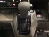 CVT車のセレクトレバーです。低速から高速まで、変速ショックのないスムーズな走りと、エンジン効率のよい領域を維持して燃費にも貢献します。サイドブレーキはスイッチ操作の電子制御パーキングブレーキです。