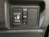 【片側パワースライドドア】片側がパワースライドドアになっており、運転席のスイッチやスマートキーでも開閉が可能です!開口部も広いので乗り降りも楽々♪