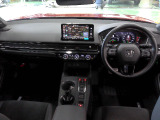 ドライバーを包み込むように、ディスプレーやスイッチ、コンソールを配置。座った瞬間から運転への期待が。空間そのものの心地よさにこだわっています。