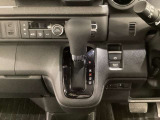 CVT車のセレクトレバーです。低速から高速まで、変速ショックのないスムーズな走りと、エンジン効率のよい領域を維持して燃費にも貢献します。サイドブレーキはスイッチ操作の電子制御パーキングブレーキです。