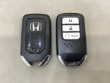 スマートキーを装備しています。鍵を差し込むことなくドアロックの開け閉めと、スタートボタン操作でのエンジンスタートができます。スペアキーも同じものを用意しております。