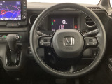 【ハンドル】運転にかかわる様々な操作を安全に行えるように視点移動が少なく操作性に配慮されたスイッチ類が凝縮されたコックピットです。