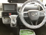 視野移動が少なく、運転に必要な機能をまとめ使いやすさのある運転席まわりです。