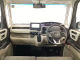 【前方視界】開放的な前方視界!運転がしやすく疲れにくいです♪窓が大きく、見通しがとっても良いおクルマですよ♪