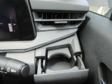 ペットボトルも置ける運転席ドリンクホルダー。エアコンの風で飲み物が適温に保たれます。