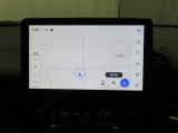 ディスプレイオーディオにナビ機能が設定されています。簡単な操作で行き先を入力することができ、音声で目的地まで案内してくれます。初めて訪れる場所も安心です。