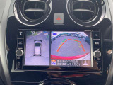 上からまる見え!アラウンドビューモニターの画像です。純正ナビに映してあります。お車を真上から見たような映像をミラーやナビ画面に映し出す事によって、車両の周囲を確認し、駐車時や発進時の運転をサポート。