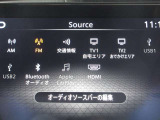 USBタイプA・タイプC・HDMI接続が可能です。Apple CarPlayやAndroid Auto連携機能もあります。携帯電話のワイヤレス充電にも対応。