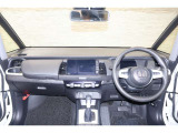 操作性に優れた運転席となります!小物入れや各ボタンの配置にこだわり、使いやすいです!座り心地もよく視認性も良好なのでロングドライブもお任せ下さい!