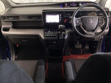 車内は光触媒抗菌消臭施工済です。スタイリッシュなデザインでスポーティなインパネ周りを演出します。グローブボックスやカップホルダーのほかにトレーなどたくさんの収納スペースが付いています。