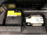 もしパンクをしてしまったら、この溶剤をエア注入口より入れて応急処置をしてください。重いスペアタイヤを積んで走るより燃費向上になるので、パンク修理キット搭載車が増えてます。