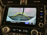 リバースギアに入れるだけで後方の表示へ切り替わります。夜間や雨の日の駐車も楽になりますよ。