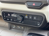【オートエアコン】一度お好みの温度に設定すれば、車内の温度を検知し風量や温度を自動で調整。暑い&hellip;寒い&hellip;と何度もスイッチ操作をする必要はありません。快適な車内空間には必須の機能ですね♪