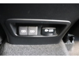 後部席へ乗車して携帯電話などを充電する時に前から配線を伸ばすとごちゃごちゃして邪魔になりがちですよね。そんな煩わしさを解消する後席側USBポート☆