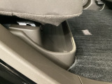 リアシート☆シート足元には傘などを収納できます☆濡れた傘などでマットが汚れづらく衛生的☆