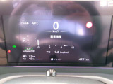 メーター中央に、様々な車両情報を表示してくれる、ディスプレイがついています。