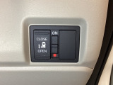 左側電動スライドドアは運転席からでも操作ができるように、ハンドル付近に開閉の操作スイッチが付いています。
