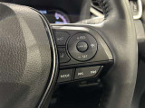 ステアリングスイッチ付きで、運転中に視線を前に向けたまま操作できます。