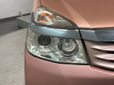 ディスチャージヘッドライト搭載でしっかり明るく照らしてくれるので、夜間走行や不慣れな道でも安心です。