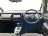 水平基調でスッキリとしたフロントビュー。広く見渡せて運転に安心をもたらします