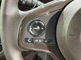ステアリングにオーディオ操作スイッチが付いています。オーディオ画面に直接タッチしなくても操作が出来ますので、運転に集中できます。