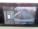 クルマを真上から見下ろしているかのような映像によって、車庫入れや縦列駐車などの駐車時に、自車と駐車位置の関係をひと目で確認でき、スムースな駐車をサポートします。