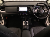 車内は光触媒抗菌消臭施工済です。インパネ周りはスタイリッシュなデザインで機能や装備も充実しています。グローブボックスやカップホルダーのほかにトレーなどたくさんの収納スペースが付いています。