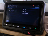 CD、DVD、Bluetooth、AM、FM、AUX、スマートフォン接続ができます。