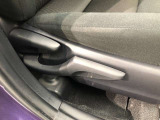 運転席シート座面は上下アジャスター付きです。お好みの位置に調整可能です。