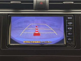 バックモニター付きです。車の後方に小型カメラが付いており、バックする際の後方の様子をモニター上に表示します。