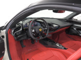 こちらは左ハンドルのお車でございます。内装色はRosso Ferrariを選択しております。