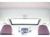 開放感あふれるサンルーフ付きの車内では、空や景色が広がり、特にお子様に大人気!室内空間が優雅で特別なドライブ体験を提供します。