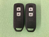 スマートキーを装備しています。鍵を差し込むことなくドアロックの開け閉めと、スタートボタン操作でのエンジンスタートができます。スペアキーも同じものを用意しております。